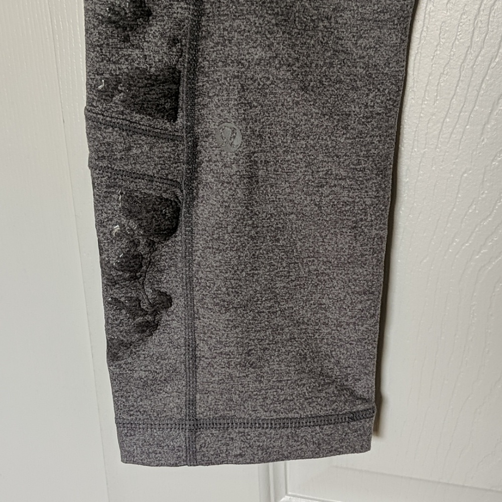 Lululemon Hold Me Close Crop Size 6 Silicone Grip - Picture 4 of 8